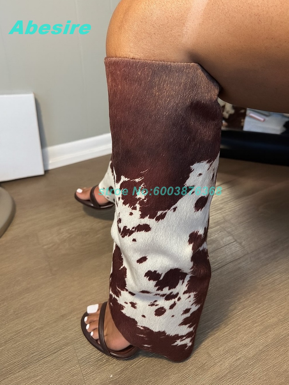 Women'S Fashion Boots - รองเท้าบูทส้นหนาแบบเปิดนิ้วเท้า แต่งลายหนังวัวแบบแพทช์เวิร์ค สายรัดเส้นเดียว สำหรับผู้หญิง สไตล์สาวแซ่บ แฟชั่นโชว์
