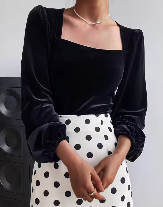 Crop Top Women - เสื้อผู้หญิงสีดำกำมะหยี่ คอเหลี่ยม แขนยาวพองสไตล์วินเทจ ทรงเข้ารูป ครอปท็อป ดีไซน์หรูหรา