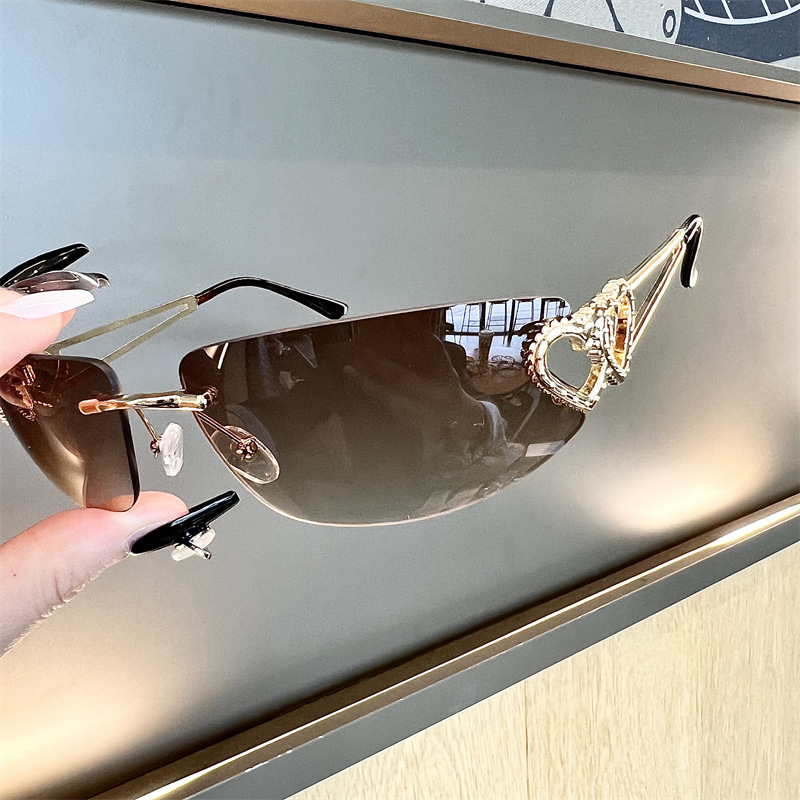 Women Fashion Glasses - แว่นกันแดดทรงแคทอายแบบไร้กรอบ รุ่นใหม่ ดีไซน์เมอร์คิวรี่ พร้อมโลหะรูปหัวใจแบบโปร่ง สไตล์ Y2K