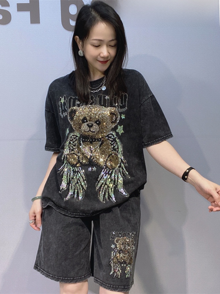 Tie Dye Two Piece - ชุดเสื้อยืดคอกลมแขนสั้นลายมัดย้อมลำลองพร้อมกางเกงขาสั้นประดับปีกหมีและเพชรเทียม ชุดแฟชั่นสองชิ้นสำหรับผู้หญิงในฤดูร้อน