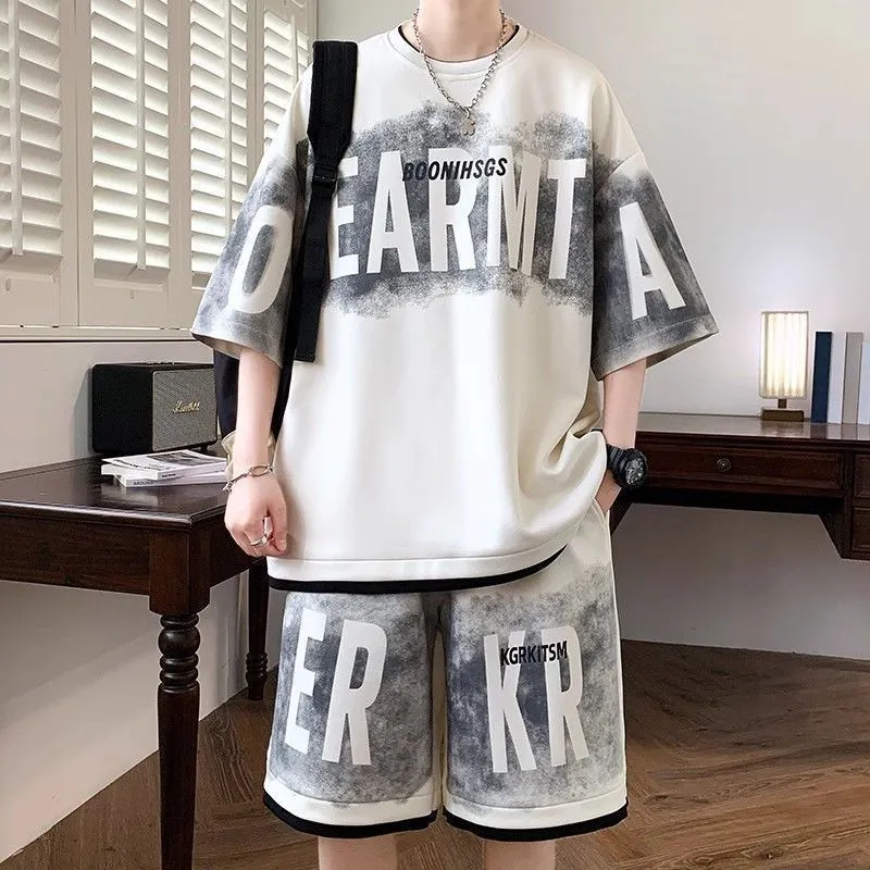 Tie Dye Two Piece - ชุดเซ็ตสองชิ้นลายพิมพ์ตัวอักษรแบบ Tie Dye สำหรับผู้ชาย เสื้อยืดแขนสั้นและกางเกงขาสั้น สไตล์สตรีทแวร์สำหรับวัยรุ่น