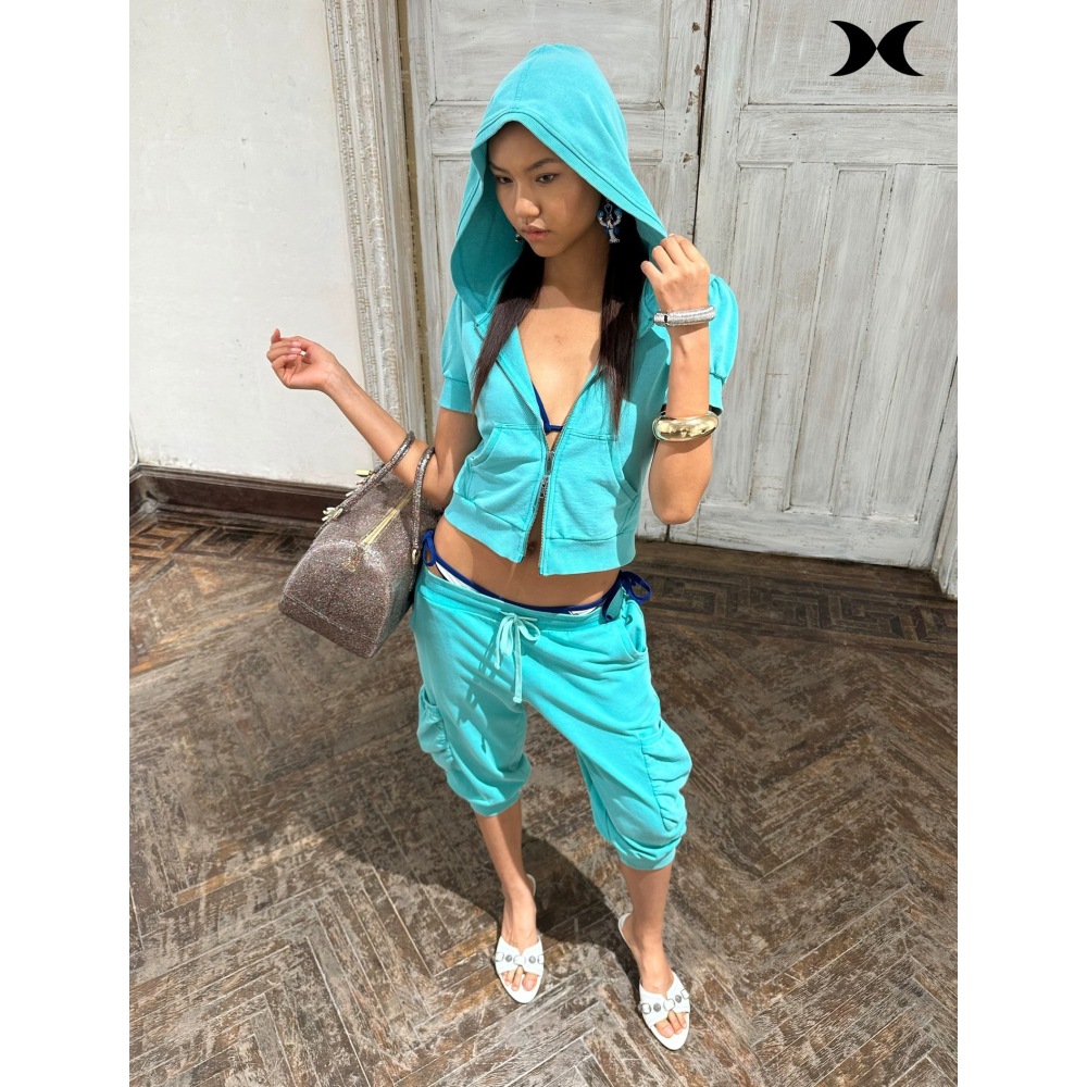 Women Fashion Styles - เสื้อฮู้ดซิปแขนสั้นสไตล์สาวสปอร์ตอเมริกัน กางเกงขายาวทรงเจ็ดส่วน ชุดสูทสีพื้น แฟชั่นสไตล์สปอร์ต