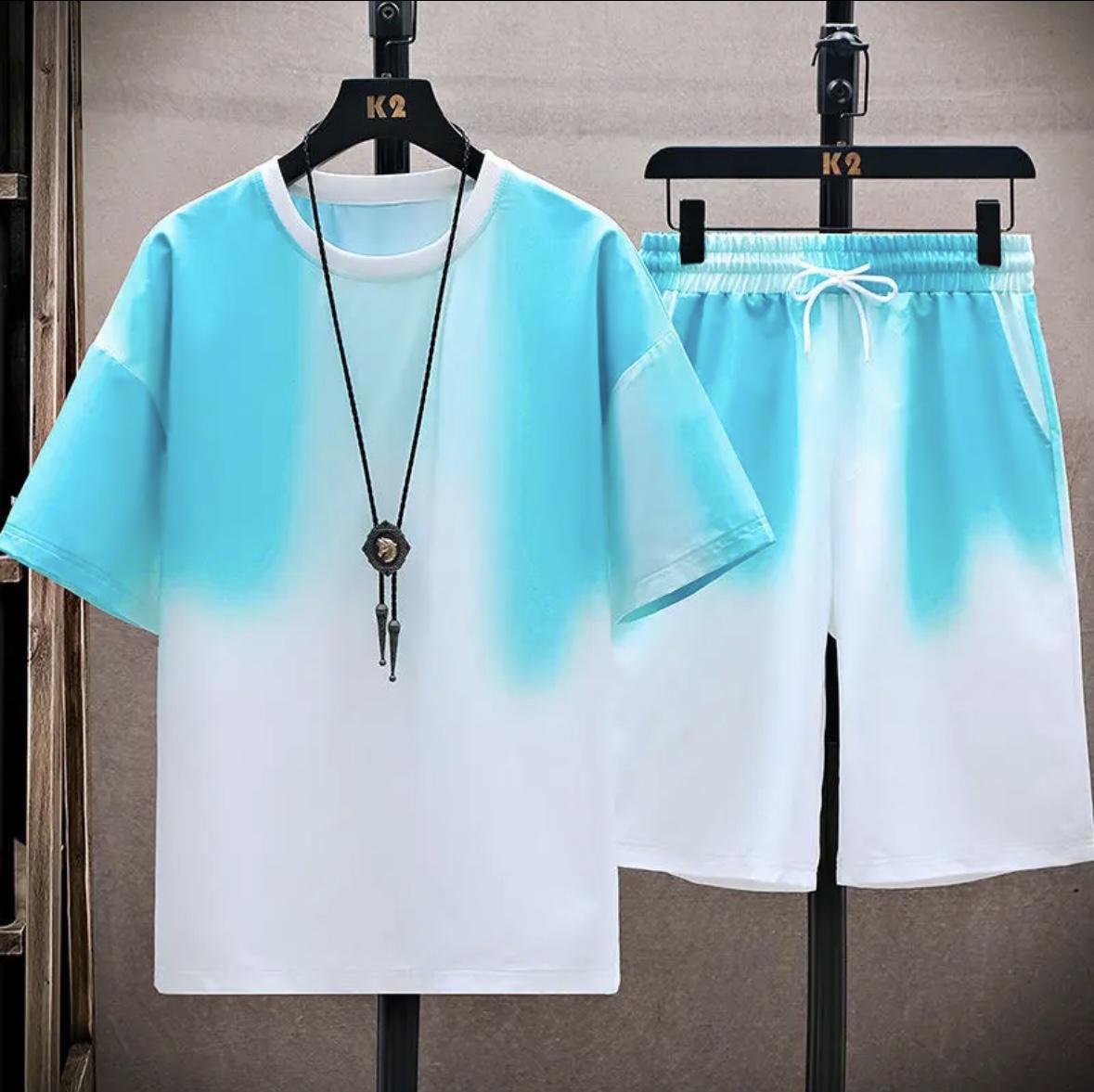 Women Fashion Styles - ชุดเซ็ตผ้าไหมน้ำแข็งคู่รักสำหรับฤดูร้อนขายดีรุ่นใหม่ เสื้อยืดและกางเกงขาสั้นสไตล์เกาหลีทรงหลวม ใส่ได้ทั้งชายและหญิง แฟชั่น แห้งเร็ว