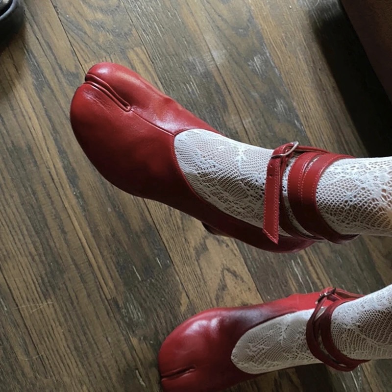 Women Fashion Reddit - รองเท้าส้นสูงแบบสวมเปิดนิ้วเท้า ดีไซน์แบรนด์เนม หนังสีแดง สายรัดแบบหัวเข็มขัด ทรงกลม ส้นหนา