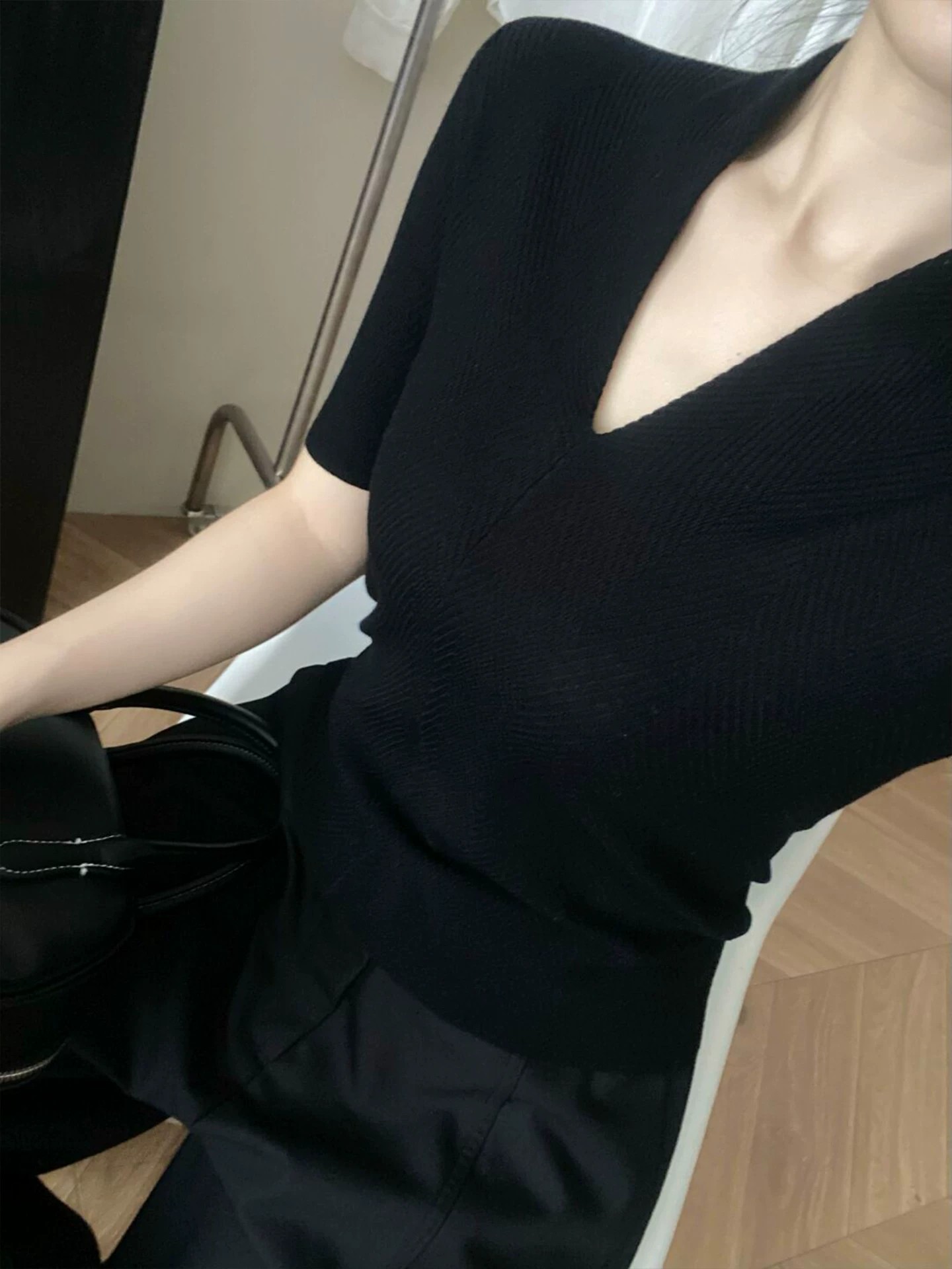 เสื้อยืดคอวีแขนสั้นถักนิตสีขาว - Women Fashion Styles บทวิจารณ์และราคา