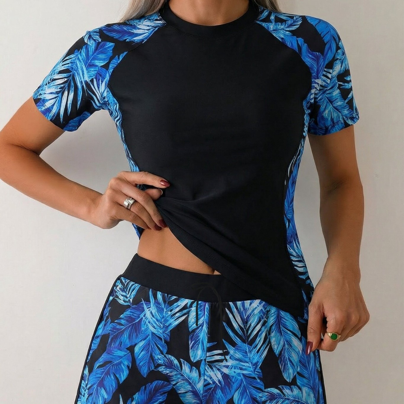 ชุดว่ายน้ำทูพีซลายดอกไม้สีฟ้า  - Crop Top Women บทวิจารณ์และราคา